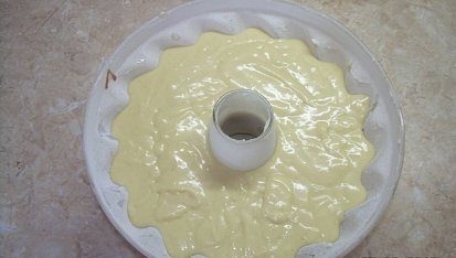 Medová bábovka moje, těsto ve formě