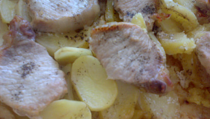 Vepřové maso pečené s brambory a smetanou