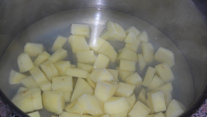 Omáčka z fazolových lusků bez mouky, brambory ve vývaru z lusků..