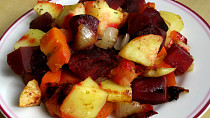 Pečená zelenina s červenou řepou a jablky