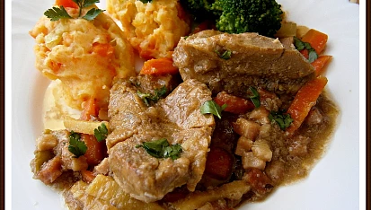 Pikantní "býčí" delikatesa se šťouchanými bramborami