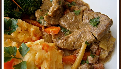 Pikantní "býčí" delikatesa se šťouchanými bramborami