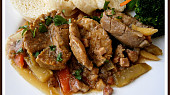 Pikantní "býčí" delikatesa se šťouchanými bramborami (manžel si dal s knedlíkem)