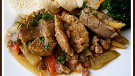 Pikantní "býčí" delikatesa se šťouchanými bramborami