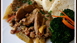 Pikantní "býčí" delikatesa se šťouchanými bramborami