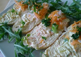 Jarní pomazánka z tvarohu, bílé ředkve, paprik a mrkve