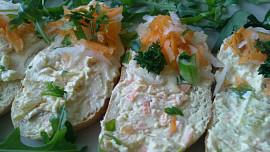 Jarní pomazánka z  tvarohu, bílé ředkve,  paprik a mrkve