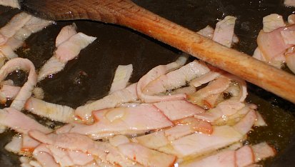 Přírodní kotlet s fazolkami a šunkou