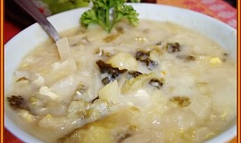 Smetanová kapustovo-zelná polévka s houbami