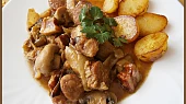Šťavnatá všehochuť aneb"co lednice dala", podáváme s opečeným bramborem