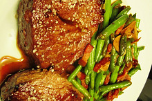 Steak Chuck Tender s fazolkami a slaninou
