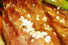 Steak Chuck Tender s fazolkami a slaninou