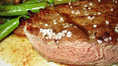 Steak Chuck Tender s fazolkami a slaninou