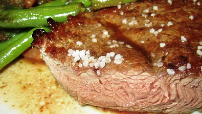 Steak Chuck Tender s fazolkami a slaninou