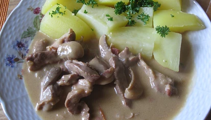 Vepřová krkovička na žampionech se smetanou, výsledek na talíři
