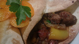 Barevná vepřová  panenka  v tortillách