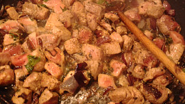 Barevná vepřová  panenka  v tortillách