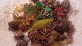 Barevná vepřová  panenka  v tortillách