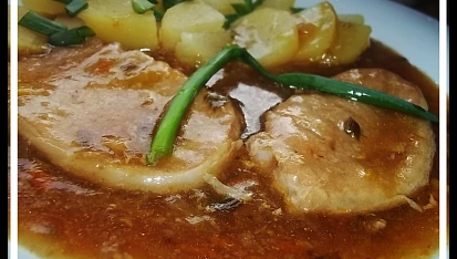 Vepřové se zázvorem, řapíkatém celeru a sojové omáčce
