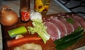 Vepřové se zázvorem, řapíkatém celeru a sojové omáčce (ingredience...)