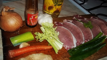 Vepřové se zázvorem, řapíkatém celeru a sojové omáčce, ingredience...