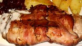 Vepřový plátek špikovaný slaninou s brusinkami a sýrovou pěnou