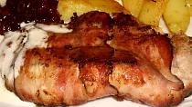 Vepřový plátek špikovaný slaninou s brusinkami a sýrovou pěnou