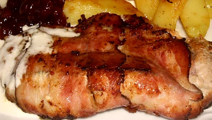 Vepřový plátek špikovaný slaninou s brusinkami a sýrovou pěnou