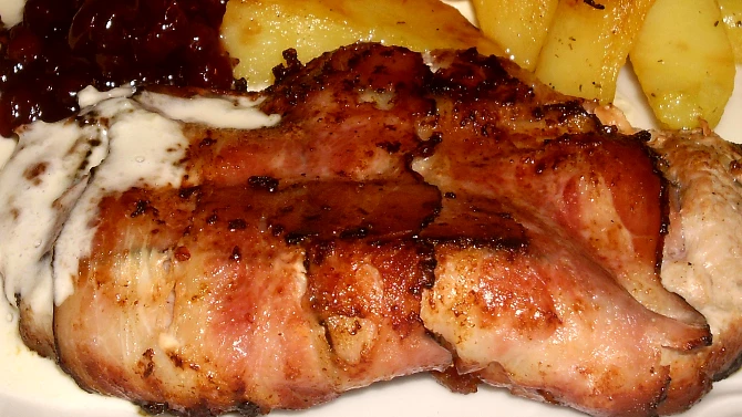 Vepřový plátek špikovaný slaninou s brusinkami a sýrovou pěnou