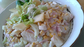 Vitaminový salát s řapíkatým celerem, ananasem a sýrem