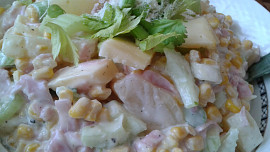 Vitaminový salát s řapíkatým celerem, ananasem a sýrem