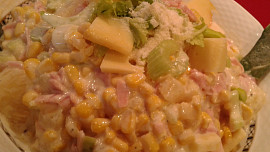 Vitaminový salát s řapíkatým celerem, ananasem a sýrem