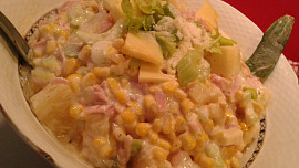 Vitaminový salát s řapíkatým celerem, ananasem a sýrem