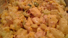 Vitaminový salát s řapíkatým celerem, ananasem a sýrem