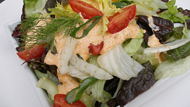 Zelený salát s paprikovým dresinkem