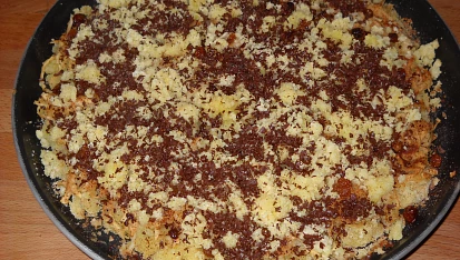 BBB - blesková bramborová buchta pečená na CRISP, Po upečení na povrch postrouháme čokoládu