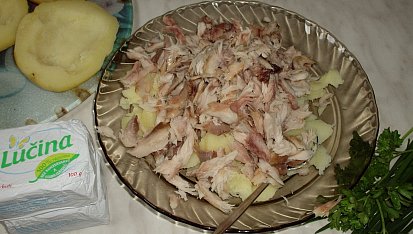Bramborové lodičky s makrelou, makrelu natrháme