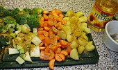 Brokolice, mrkev, brambory v páře a MW, nakrájené a okořeněné