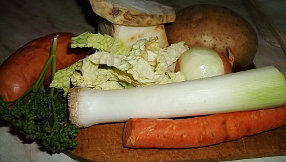 Buřtíková polévka s celerem a hlívou ústřičnou, ingredience...