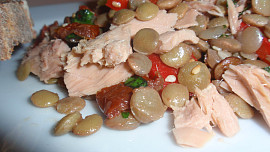 Čočkovo-paprikový salát s tuňákem