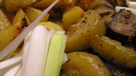 Cuketa, lilek a cibulka s grilovacím kořením