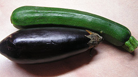 Cuketa, lilek a cibulka s grilovacím kořením