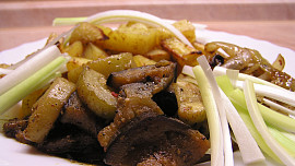 Cuketa, lilek a cibulka s grilovacím kořením