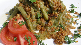 Fazolky v cibulové omáčce se strouhankou