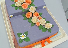 Fialový dort s růžemi