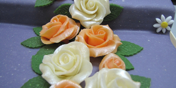 Fialový dort s růžemi