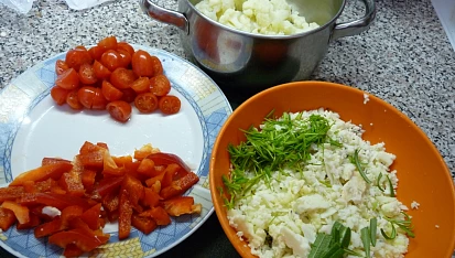 Gratinovaný květák s rajčaty a paprikou, sýrová směs a nakrájená zelenina