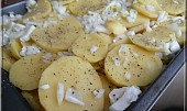 Hermelínové brambory se sýrovou zálivkou, nasypané do pekáčku
