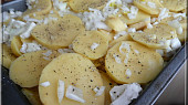 Hermelínové brambory se sýrovou zálivkou, nasypané do pekáčku