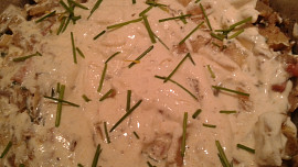 Houby zapečené v bylinkovém jogurtu